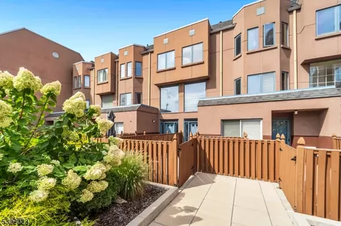 309 Hancock Ct, Edgewater, NJ 07020