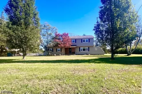 72 Hampton Rd, Pittstown, NJ 08867