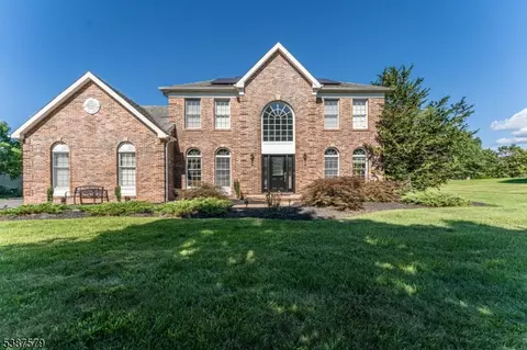 5 Rachel Ct, Stewartsville, NJ 08886