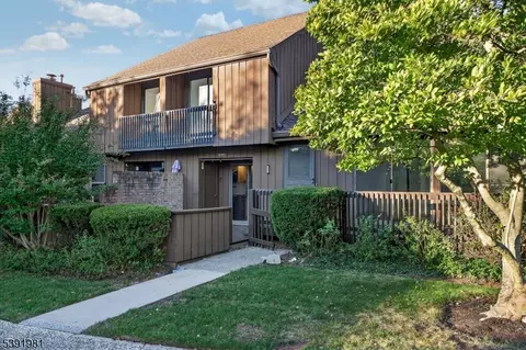 67 Kingsberry Dr, Somerset, NJ 08873