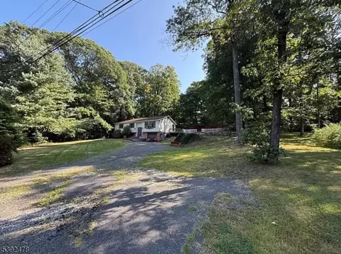 8 Abbott Dr, Lake Hopatcong, NJ 07849
