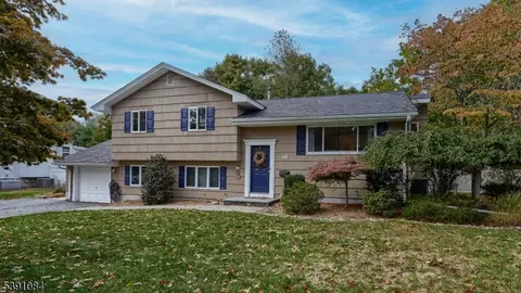 21 Cardinal Dr, Oakland, NJ 07436