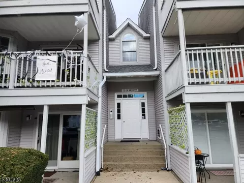 14 Amethyst Ln, Paterson, NJ 07501