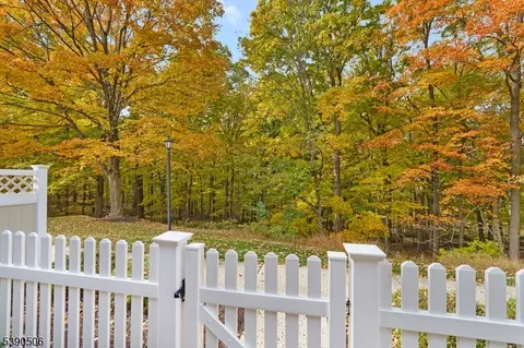 14 Sussex Ct, Bedminster, NJ 07921