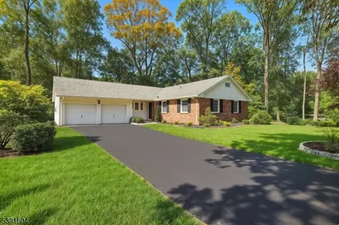 7 Deer Path, Green Brook, NJ 08812