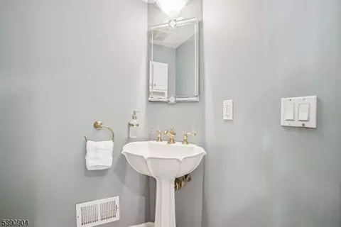Bath - 49 Oakland Pl, Summit, NJ 07901 photo 1 of 2