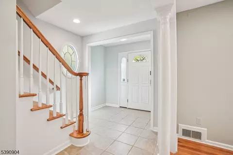 Entry Way - 49 Oakland Pl, Summit, NJ 07901 photo 2 of 3
