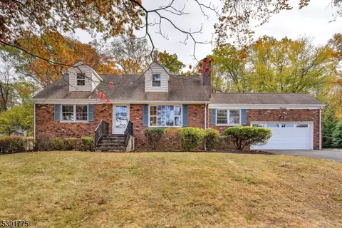 13 Greenbrier Rd, Green Brook, NJ 08812
