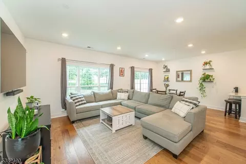 69 Veterans Way, Morris Plains, NJ 07950