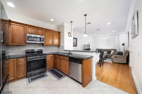 88 Saint Francis St #1B, Newark, NJ 07105