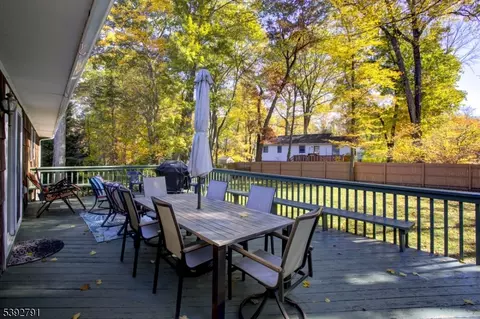 4 Saturn Ct, Highland Lakes, NJ 07422