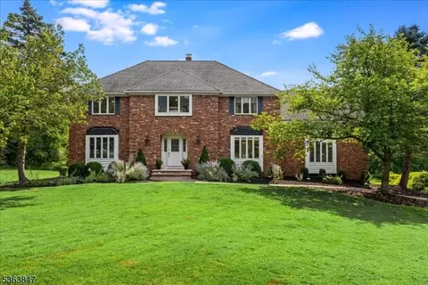 7 Oxford Dr, Annandale, NJ 08801