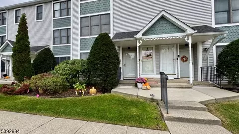 100 Heritage Ln #100, Hamburg, NJ 07419