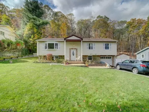 18 Upper High Crest Dr, West Milford, NJ 07480