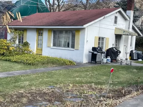 81 Main St, Stanhope, NJ 07874