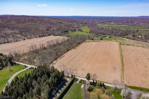 222 E Fox Chase Rd, Chester Twp, NJ 07930
