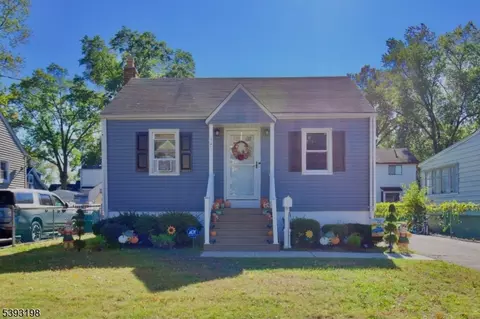327 Roosevelt Ln, Kenilworth, NJ 07033