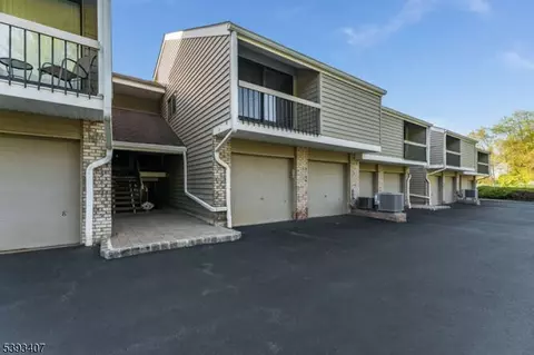 9 Evergreen Dr, Clinton, NJ 08809