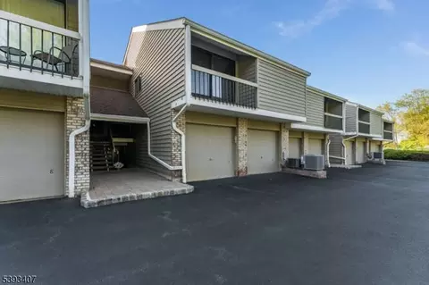 9 Evergreen Dr, Clinton, NJ 08809