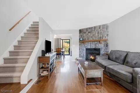 404 Willow Ct, Flemington, NJ 08822