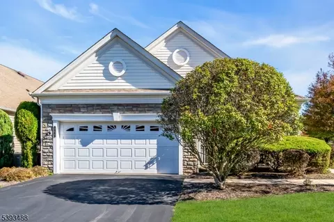 555 Stone Manor Dr, Somerset, NJ 08873