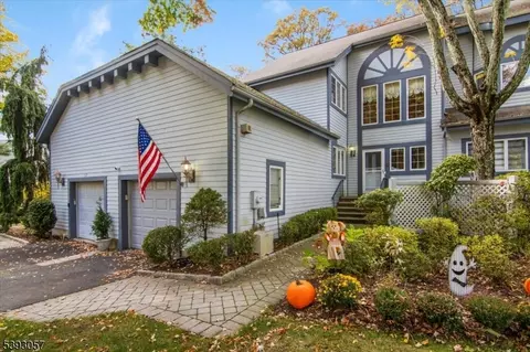 28 Easedale Rd, Wayne, NJ 07470