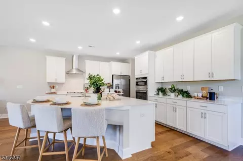 14 Gladstone Ct, Whippany, NJ 07981