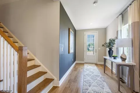95 Ventura Dr, East Hanover, NJ 07936