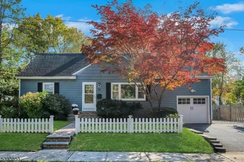32 Locust Dr, Summit, NJ 07901