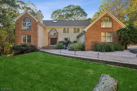 19 Helen St, Warren, NJ 07059