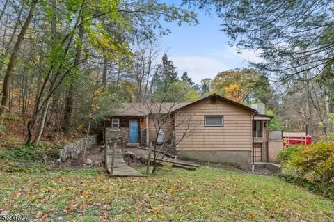 37 Garnet Dr, Oak Ridge, NJ 07438