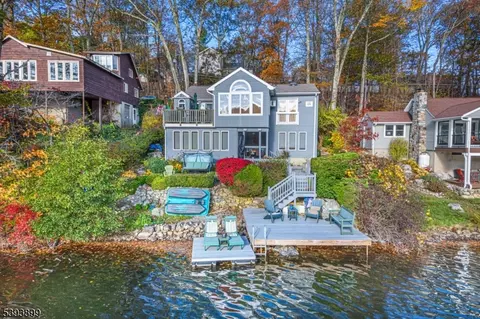 340 W Lakeshore Dr, Highland Lakes, NJ 07422