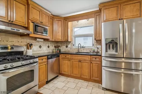 8 Hall Rd, Paramus, NJ 07652 photo 11