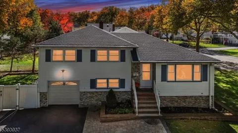 8 Hall Rd, Paramus, NJ 07652 photo 2