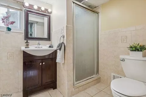 8 Hall Rd, Paramus, NJ 07652 photo 16