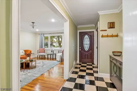 8 Hall Rd, Paramus, NJ 07652 photo 4