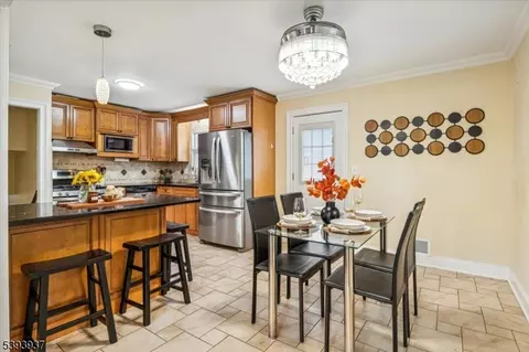 8 Hall Rd, Paramus, NJ 07652 photo 8