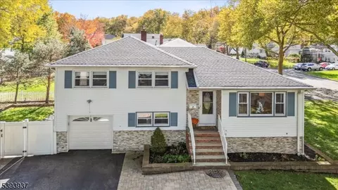 8 Hall Rd, Paramus, NJ 07652 photo 3