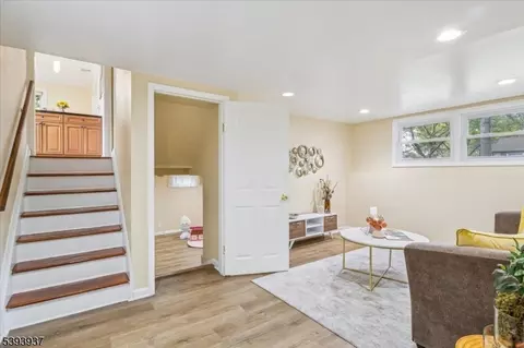 8 Hall Rd, Paramus, NJ 07652 photo 14