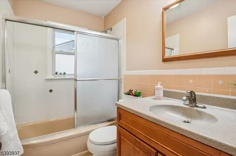 8 Hall Rd, Paramus, NJ 07652 photo 23