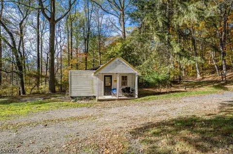 716 Sweet Hollow Rd, Bloomsbury, NJ 08804