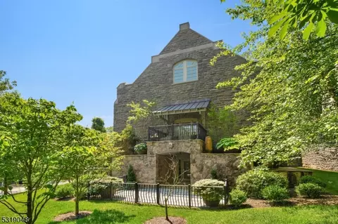 80 Claremont Rd #802, Bernardsville, NJ 07924
