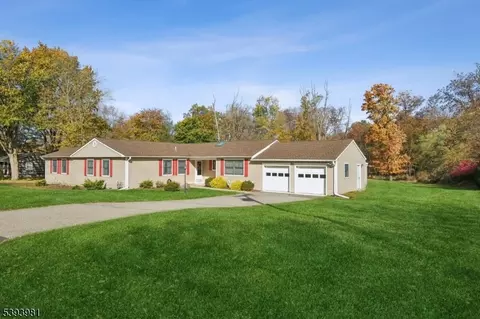 10 Nancy Ter, Washington Twp, NJ 07853