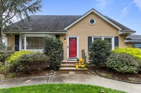 17 Unneberg Ave, Succasunna, NJ 07876
