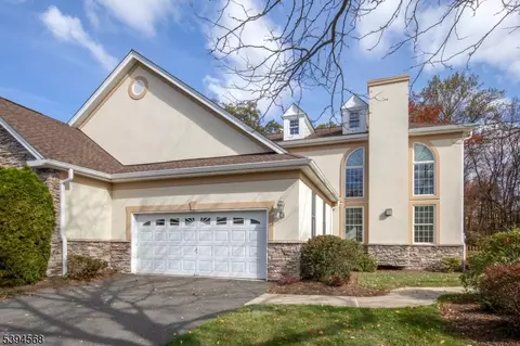 5 Young Ct, Chester, NJ 07930