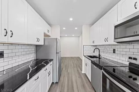 111 Mulberry St #8D, Newark, NJ 07102