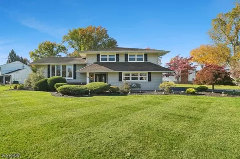16 Jaclyn Dr, East Hanover, NJ 07936