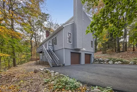 20 Sunset Ter, Mount Arlington, NJ 07856