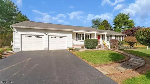 364 Oak Grove Rd, Pittstown, NJ 08867