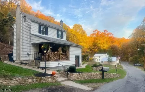 241 Lows Hollow Rd, Lopatcong, NJ 08886